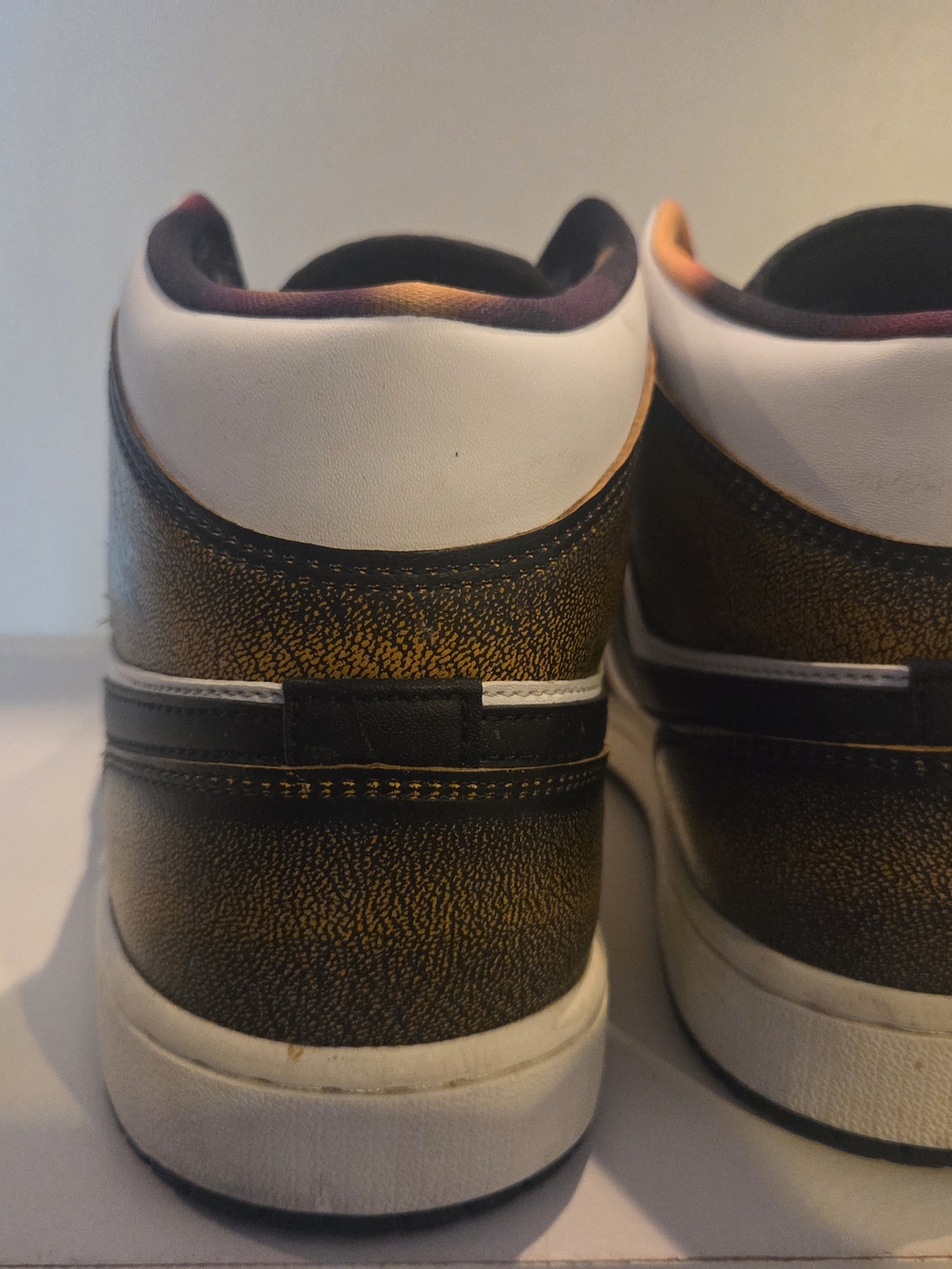 Men Air Jordan 1 MID SE - Picture 4 of 8